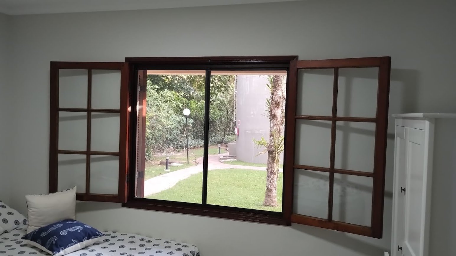 Tela mosquitera en ventana de madera - Asunción